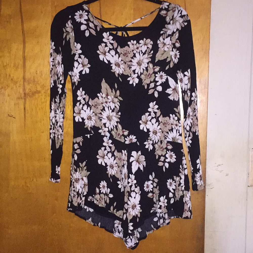 honey punch black floral romper pacsun small